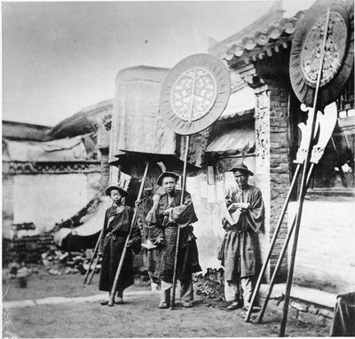 Bannerträger bei einer Mandschu-Beerdigung, Peking, ca. 1872 von John Thomson